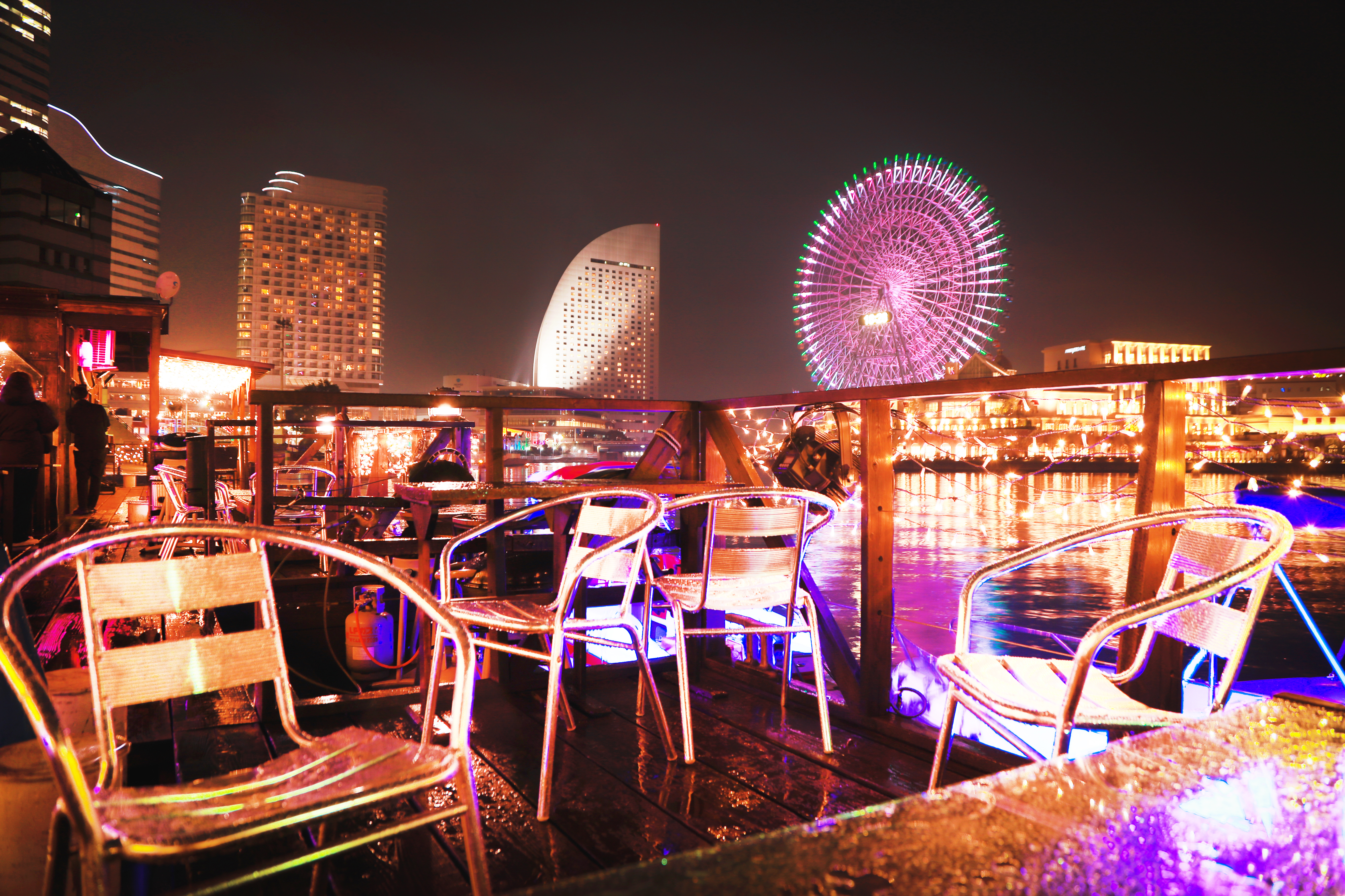 海に浮かぶHemingway横浜の夜景