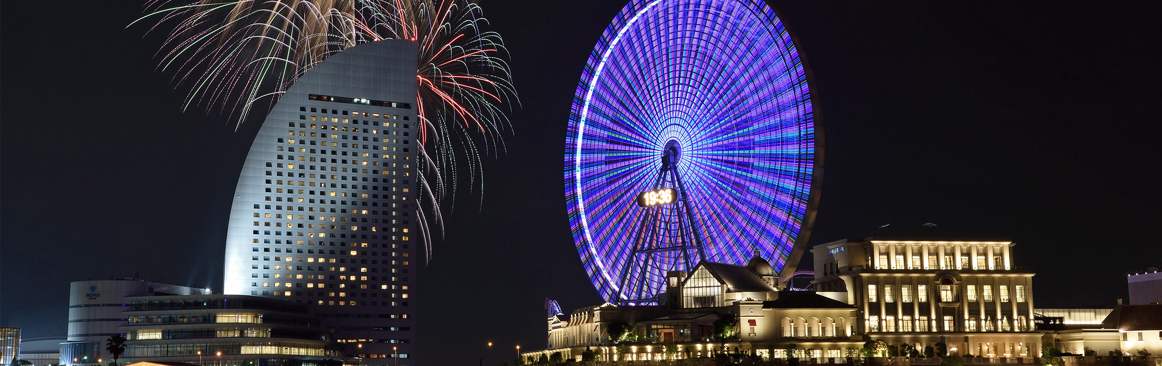 横浜みなとみらいと花火のイメージ